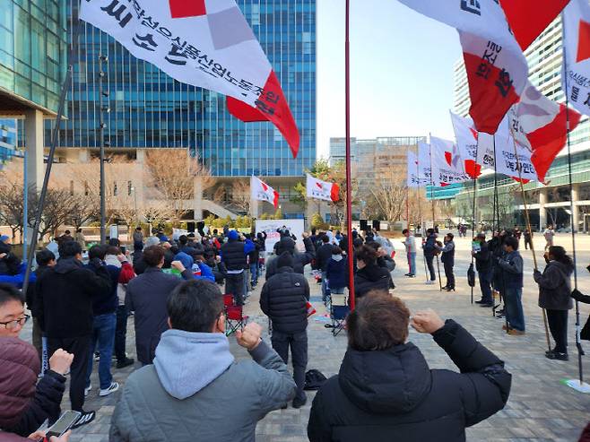 4일 NHN 본사 플레이뮤지엄 앞에서 전국화학섬유식품산업노동조합 NH 지회가 'NHN 그룹사 공요안정 쟁취 결의대회'를 진행하고 있다. (사진=안유리 기자)