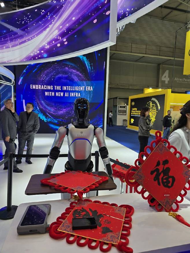 차이나텔레콤 부스에서 휴머노이드가 붓을 들어 복(福) 자를 쓰는 서예 퍼포먼스를 하고 있다.(사진=윤정훈 기자)