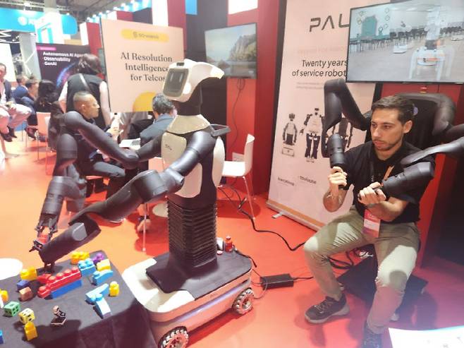 유럽 최초로 휴머노이드를 선보인 PAL 로보틱스는 실시간 원격 제어가 가능한 협동 로봇 티아고(TIAGo)로 블록을 조립하고 있다.(사진=이소현 기자)