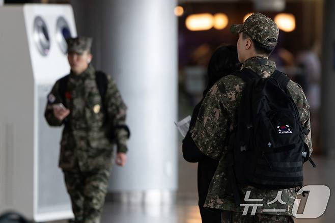 17일 서울 중구 서울역에서 장병들이 걸음을 옮기고 있다. 2025.1.17 ⓒ 뉴스1 이승배 기자