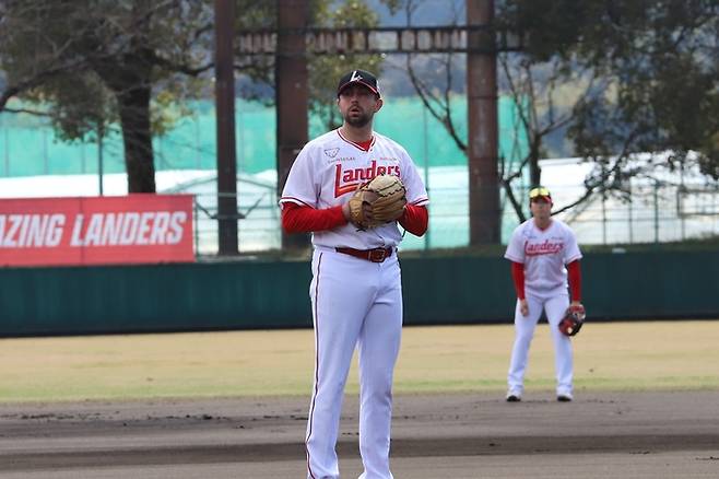 SSG 앤서니 베니지아노가 3일 일본 미야자키 아야니시키바루 구장에서 열린 롯데와 평가전에서 투구하고 있다. 사진 | SSG 랜더스