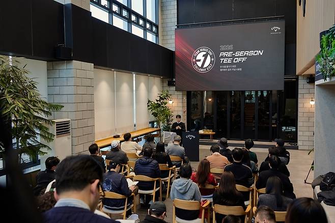 캘러웨이골프 코리아가 글로벌 브랜드와 함께 전개하는 캠페인 ‘팀 -1 시즌2’ 발대식에서 참가자들이 설명을 듣고 있다. 사진 | 캘러웨이골프 코리아