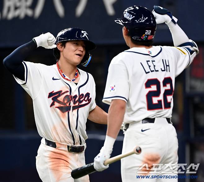 2일 일본 오사카 교세라돔에서 열린 WBC(월드베이스볼클래식) 한국 대표팀과 한신 타이거즈의 경기, 5회초 1사 한국 김도영이 동점 솔로홈런을 치고 이정후의 환영을 받고 있다. 오사카(일본)=허상욱 기자wook@sportschosun.com/2026.03.02/