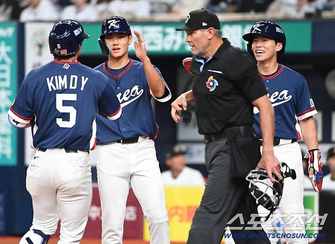 2회초 터진 김도영의 스리런포, 그를 맞이하는 김혜성의 환한 미소