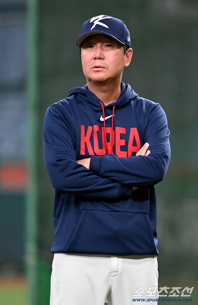 3일 일본 오사카 교세라돔에서 열린 WBC(월드베이스볼클래식) 한국과 오릭스 버팔로스의 경기. 경기 전 류지현 감독이 강인권 코치와 이야기를 나누고 있다. 오사카(일본)=허상욱 기자wook@sportschosun.com/2026.03.03/