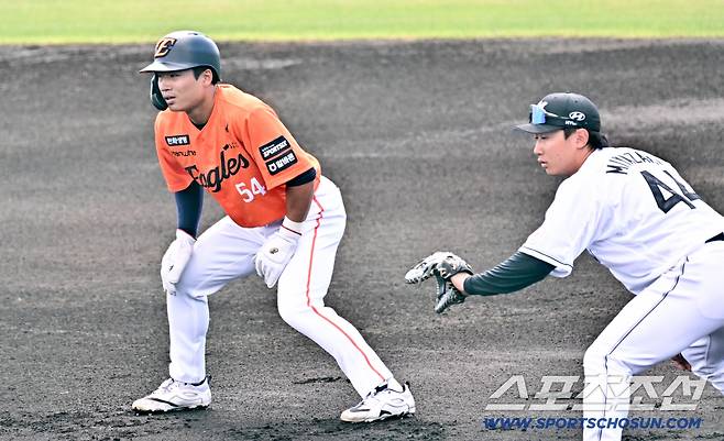 22일 일본 오키나와 니시자키 야구장에서 열린 한화 이글스와 지바 롯데의 연습경기. 오재원이 안타를 날린 뒤 숨을 고르고 있다. 오키나와(일본)=박재만 기자 pjm@sportschosun.com/2026.02.22/