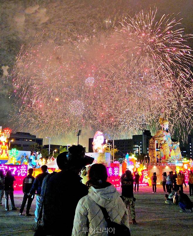 타이완등불축제에서 자이현 밤하늘을 물들인 불꽃쇼를 즐기는 여행객들/사진-투어코리아