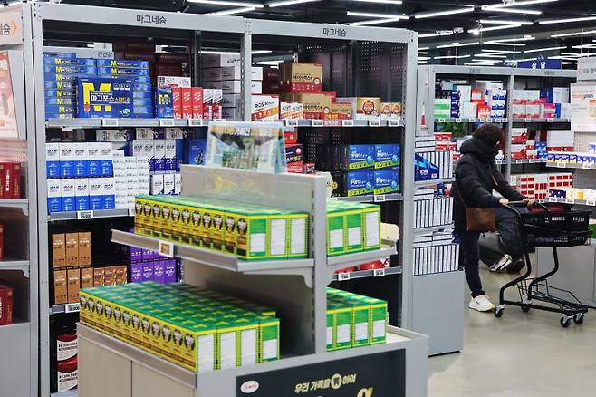 서울 용산구 용산전자랜드에 개점한 창고형약국을 찾은 고객들이 건강기능식품 등 상품을 살펴보고 있다. 뉴스1