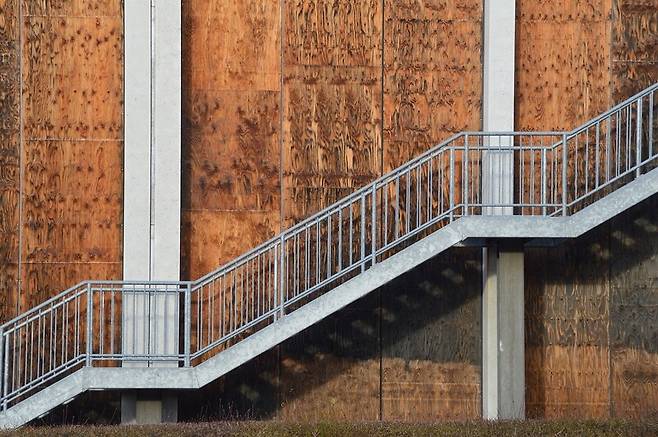 인간만이 갖고 있는 턱은 계단 아래 공간처럼 본래 용도가 있어서 생긴 것이 아니라 구조물 형태로 인해 부수적으로 생겨난 것이다. 픽사베이