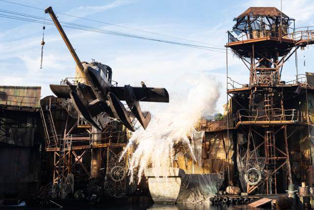 유니버설 스튜디오의 간판 공연 '워터월드' 중 수상비행기가 관객석을 향해 돌진하고 있다.