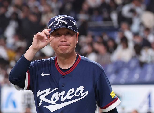 <yonhap photo-4548="">3일 일본 오사카 교세라돔에서 열린 월드베이스볼클래식(WBC) 오릭스와 평가전에서 승리한 뒤 류지현 감독이 관중을 향해 인사하고 있다. 연합뉴스</yonhap>