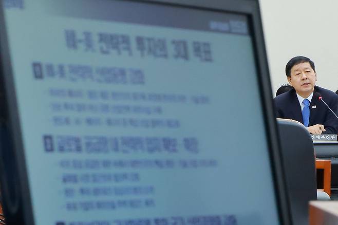 구윤철 부총리 겸 재정경제부 장관이 4일 국회에서 열린 대미투자특별법 처리를 위한 특별위원회 전체회의에서 특위 위원 질의에 답하고 있다. 연합뉴스