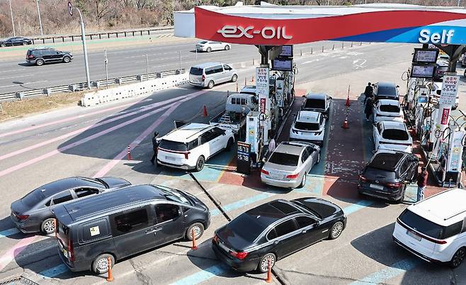 미국과 이란 전쟁 여파로 국제 유가가 상승하고 있는 4일 서울 서초구 경부고속도로 만남의광장 주유소에서 시민들이 주유를 하고 있다. /사진=뉴스1