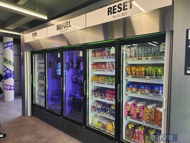 CU 러닝 스테이션 시그니처 1호점에 에너지젤과 에너지바, 에너지 드링크, 러닝 용품 등이 진열되어 있다. 사진=오세성 기자
