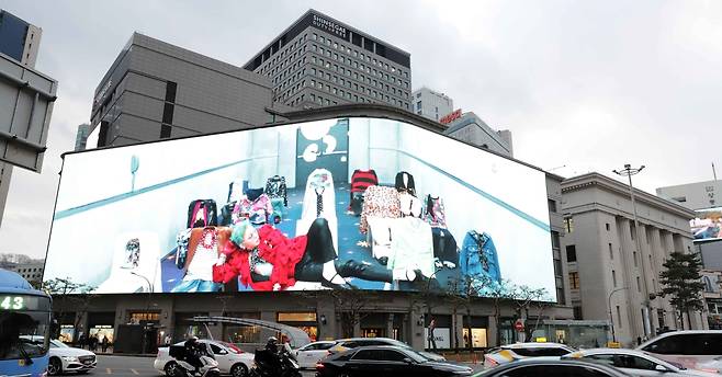 보이넥스트도어의 시각을 알려주는 영상이 ‘신세계스퀘어’에 송출되고 있다. 신세계백화점 제공