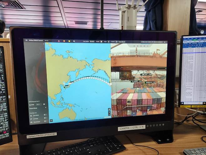 HMM 에메랄드호에 설치된 자율운항시스템 ‘하이나스 컨트롤’의 화면. 지난달 26일 부산신항에 정박해 하역 작업 중인 모습과 다음 기항지인 미국 서안 롱비치항까지의 권장 항로가 띄워져 있다.