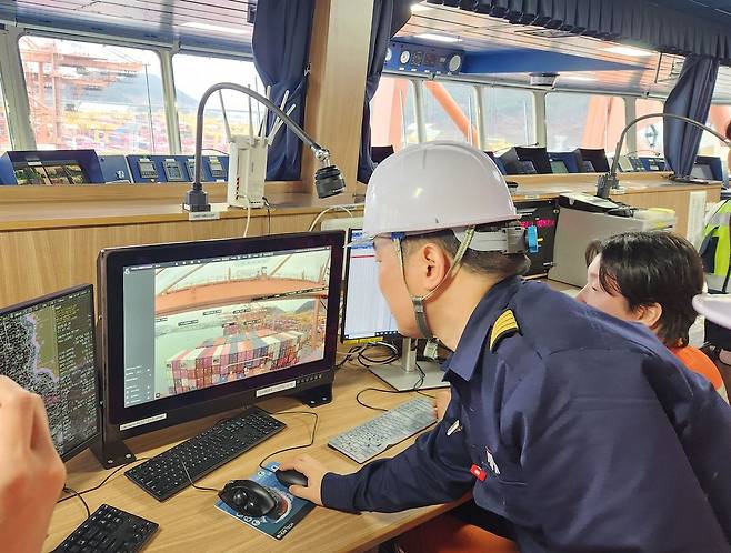 HMM 에메랄드호 박상현 선장이 선교 해도(海圖)실에 설치된 자율운항시스템 ‘하이나스 컨트롤’을 마우스로 조작하고 있다.