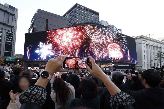 신세계백화점이 외국인 관광객들에게 꼭 들러야 하는 쇼핑과 문화의 명소로 자리 잡고 있다. 사진은 신세계백화점 본점 미디어파사드. 신세계백화점