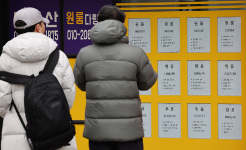 지난달 24일 서울 종로구 성균관대학교 앞 한 부동산중개업소에 원룸 매물이 표시돼 있다. (사진=연합뉴스)