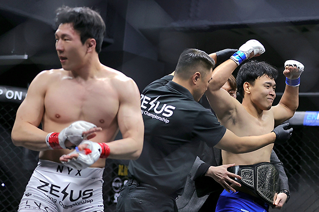 제41회 전국대학레슬링선수권 자유형 MVP ‘박조교’ 박지환이 2025년 2월 충청북도 청주시 올림푸스 아레나에서 초대 제우스FC 웰터급 챔피언으로 등극하며 기뻐하고 있다. 왼쪽은 아쉬워하며 박수치는 ‘닉스’ 임용주. 사진=랭크파이브 이교덕 기자 제공