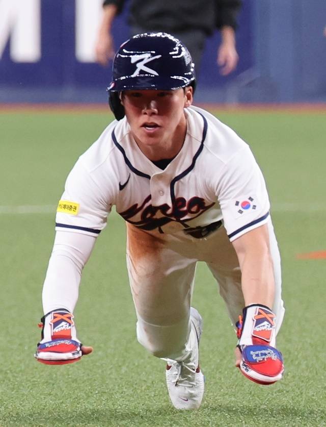 2일 일본 오사카 교세라돔에서 열린 월드베이스볼클래식(WBC) 평가전 한국 대표팀과 일본 프로야구 한신 타이거스와의 경기. 6회초 2사 1, 2루 한국 박혜민 타자 때 2루 주자 김혜성이 3루 도루에 성공하고 있다. 사진=연합뉴스