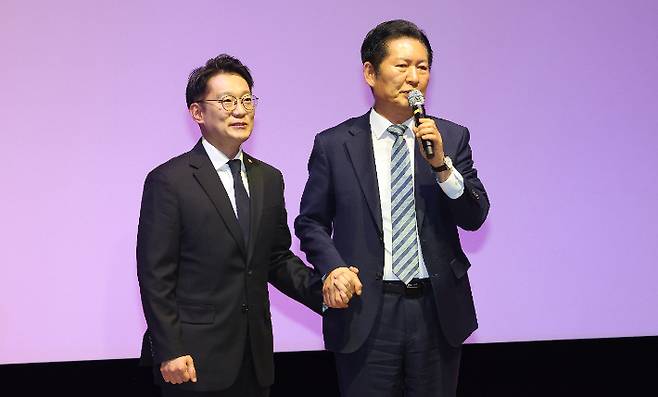 축사하는 정청래 대표 (인천=연합뉴스) 임순석 기자 = 더불어민주당 정청래 대표가 2일 인천 계양구 경인교육대학교에서 열린 김남준 전 청와대 대변인 '쉬운 정치, 김남준' 북콘서트에서 김 전 대변인의 손을 잡고 축사하고 있다. 2026.3.2 soonseok02@yna.co.kr (끝) <저작권자(c) 연합뉴스, 무단 전재-재배포, AI 학습 및 활용 금지> 연합뉴스