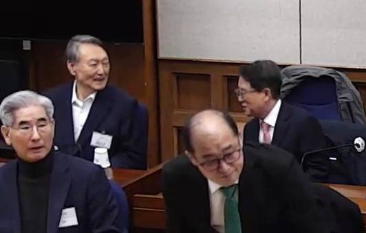 ▲윤석열 전 대통령이 지난달 19일 서초구 서울중앙지방법원에서 열린 12·3 비상계엄 관련 내란 우두머리 혐의 1심 선고공판에 출석해 있다. 이날 서울중앙지법 형사합의25부는 윤 전 대통령에게 무기징역을 선고했다. ⓒ연합뉴스