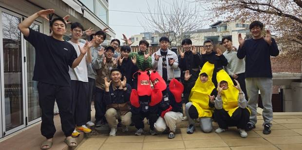 지난달 28일 서울 성북구에서 ‘랄프톤’의 참가자들이 기념사진을 찍고 있다. 사진 제공=카카오벤처스