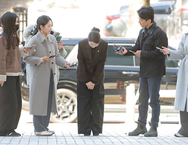 '1억 공천헌금' 의혹을 받는 강선우 무소속 의원이 3월3일 서울 서초구 서울중앙지방법원에서 열린 구속 전 피의자 심문(영장실질심사)에 출석하고 있다. ⓒ 연합뉴스