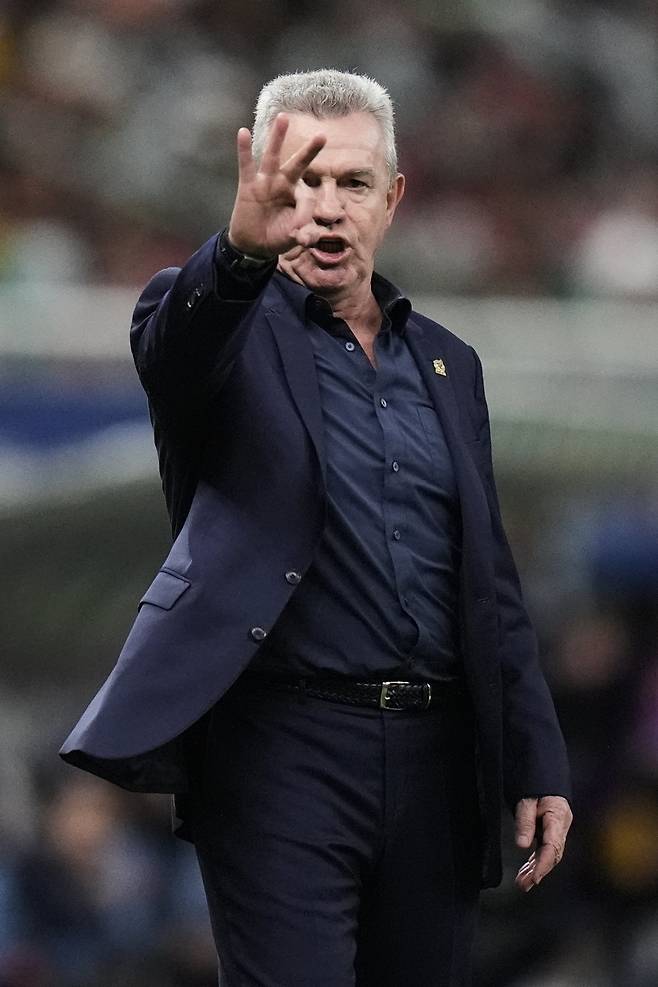 멕시코와 남아공은 각각 추가 선수 수급과 고강도 훈련으로 북중미월드컵을 준비하고 있다. 하비에르 아기레 멕시코 감독(사진)은 멕시코계 미국인인 고메스의 합류를 기대하고 있다. AP뉴시스