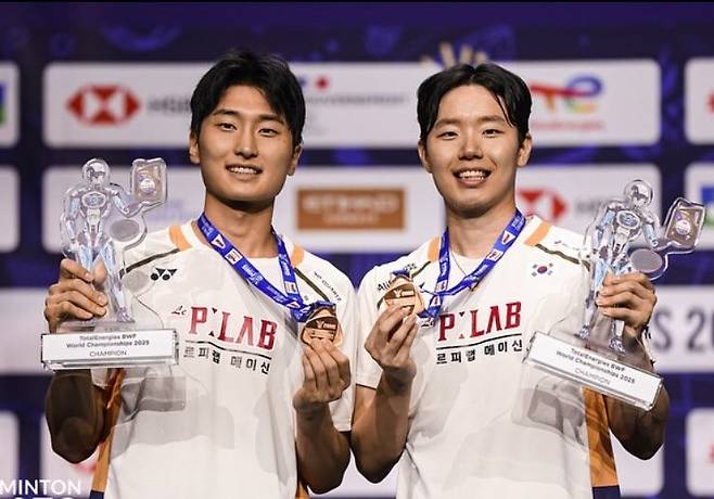 BWF는 서승재(오른쪽)-김원호가 2026전영오픈서 박주봉 대표팀 감독-김문수에 이어 한국선수로는 40년만의 남자복식 2연패를 달성할 것으로 내다봤다. 사진제공│대한배드민턴협회