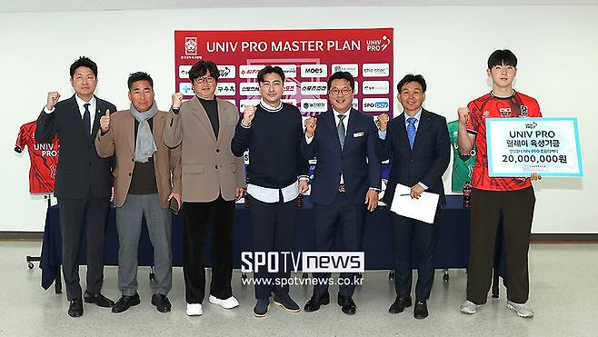 ▲ 박준호 부회장 김광진 단장 박종관 본부장 안정환 총괄디렉터 박한동 회장 오해종 감독 장하윤 대표팀 주장 ⓒ곽혜미 기자