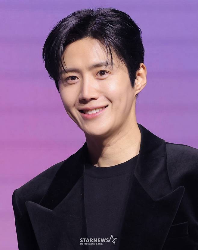 (서울=뉴스1) 권현진 기자 = 배우 김선호가 13일 서울 강남구 조선팰리스 서울강남에서 열린 넷플릭스 시리즈 '이 사랑 통역 되나요?' 제작발표회에 참석해 포즈를 취하고 있다. '이 사랑 통역 되나요?'는 다중언어 통역사 주호진(김선호 분)이 글로벌 톱스타 차무희(고윤정 분)의 통역을 맡게 되면서 펼쳐지는 예측불가 로맨틱 코미디다. 2026.1.13/뉴스1 Copyright (C) 뉴스1. All rights reserved. 무단 전재 및 재배포, AI학습 이용 금지. /사진=(서울=뉴스1) 권현진 기자