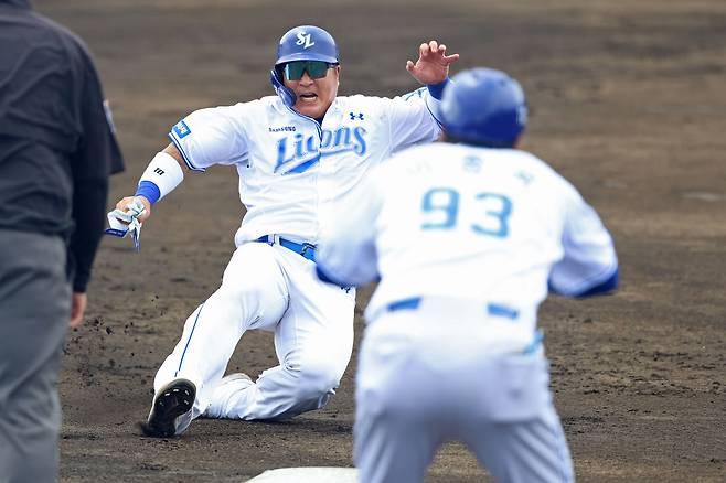 최형우는 이번 스프링캠프 첫 실전이었던 3일 일본 오키나와 아카마 구장에서 열린 한화 이글스와 연습경기에 3번타자 겸 좌익수로 선발 출전, 2타수 1안타 1득점 1볼넷을 기록했다. 주루와 수비에서도 걱정과는 달리 별다른 약점을 드러내지 않았다. 삼성 라이온즈