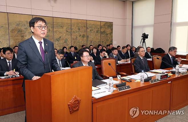 업무보고하는 최휘영 문체부 장관 (서울=연합뉴스) 배재만 기자 = 최휘영 문화체육관광부 장관이 4일 국회에서 열린 문화체육관광위원회 제3차 전체 회의에서 업무보고를 하고 있다. 2026.3.4 scoop@yna.co.kr