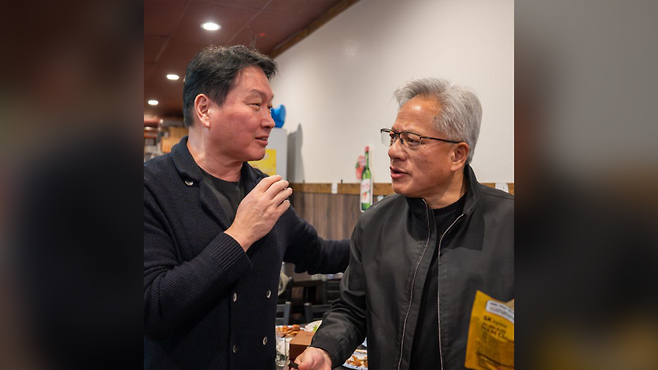 젠슨 황 엔비디아 CEO(오른쪽)와 만난 최태원 SK그룹 회장(왼쪽)(사진-SK하이닉스 뉴스룸)