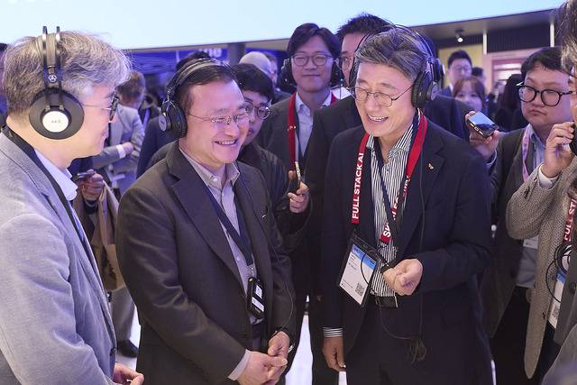‘MWC 2026’ 삼성전자 부스에서 정재헌 SKT CEO(오른쪽)가 노태문 삼성전자 사장(왼쪽에서 두 번째)과 이야기를 나누고 있다. SKT 제공.