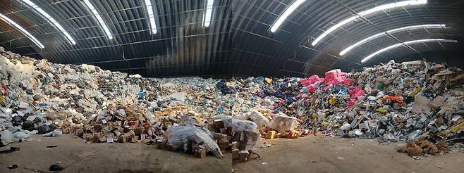 ▲수도권에 위치한 한 민간소각시설의 폐기물 창고의 모습. 사진= 이원희 기자