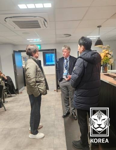 양민혁의 경기를 관전하러 갔다가 코번트리 대표이사를 만나 이야기를 나누는 홍명보 감독. (KFA 제공)