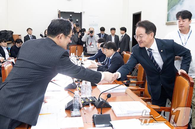 5일 서울 여의도 국회에서 열린 대미투자특별법 처리를 위한 특별위원회 제2차 법안심사소위원회에서 박수영 야당 간사와 허영 더불어민주당 의원이 악수하고 있다. 2026.3.5 ⓒ 뉴스1 이승배 기자