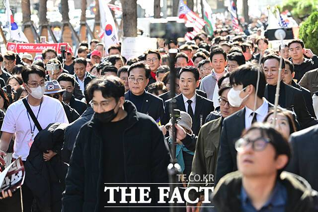 2차 장외투쟁 방식을 고심하던 국민의힘 지도부가 5일 또다시 청와대 앞 집결을 택했다. 사진은 지난 3일 장동혁 대표 등 국민의힘 지도부가 이재명 대통령이 없는 청와대로 향하는 모습. /남용희 기자