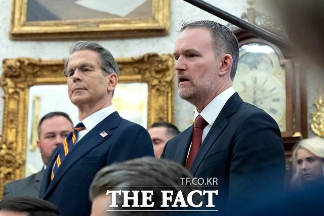 스콧 베선트(왼쪽) 미국 재무장관과 제이미슨 그리어 미국무역대표부(USTR) 대표가 3일(현지 시간) 백악관 집무실에서 열린 미국과 독일 정상회담에 참석해 있다. /워싱턴=AP·뉴시스