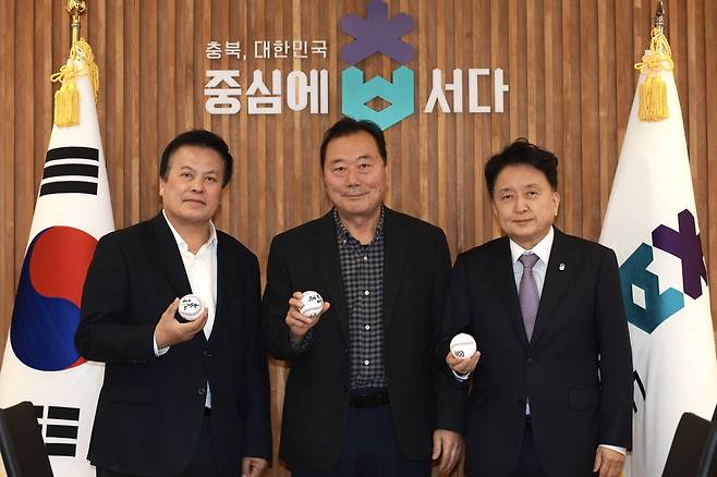 충북도청 방문한 유승안(가운데) 전 감독. 충북도 제공