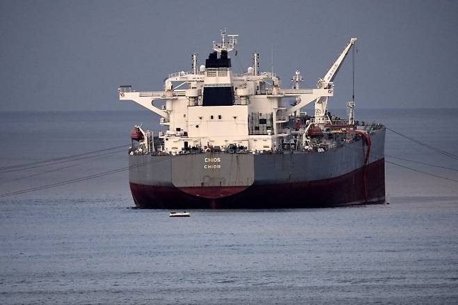 4일(현지시간) 미국 캘리포니아주 엘세군도에서 원유 유조선 ‘키오스(Chios)’호가 태평양 연안에 정박해 캘리포니아 최대 석유 정제시설 가운데 하나인 셰브론 프로덕츠 컴퍼니 정유공장으로 원유를 하역하고 있다. 사진=AP뉴시스