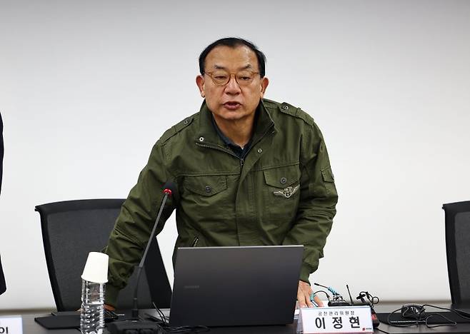 이정현 국민의힘 공천관리위원장이 지난달 26일 오후 서울 여의도 중앙당사에서 열린 제9회 전국동시지방선거 중앙당 공관위 3차 회의에서 자리에 앉고 있다. 뉴시스