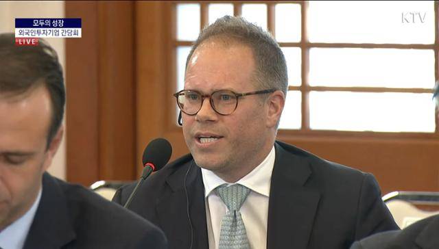 토마스 위베 폴센 CIP 아시아태평양지역 대표가 올해 1월 28일 청와대 본관에서 열린 외국인투자기업 간담회 중 이재명 대통령에게 CIP가 진행하는 해상풍력 프로젝트에 대해 설명하고 있다. KTV국민방송 유튜브 캡처