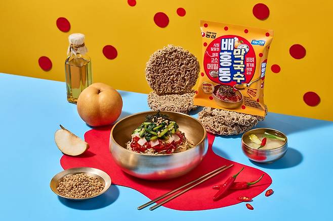 농심이 국산 메밀 건면과 매콤새콤 비빔장을 넣은 ‘배홍동막국수’를 출시했다. 사진 농심