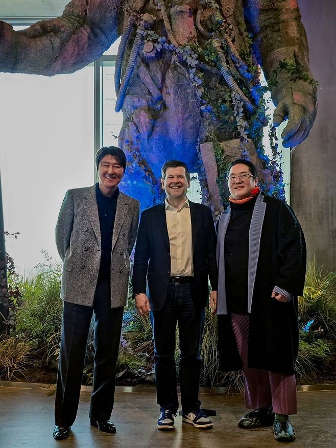 From left: Actor Song Kang-ho, Nasdaq Vice Chairman Bob McCooey and Galaxy Corp. CEO Choi Yong-ho pose for a photo at Galaxy Corporation’s headquarters in Seoul, Thursday. (Galaxy Corporation)