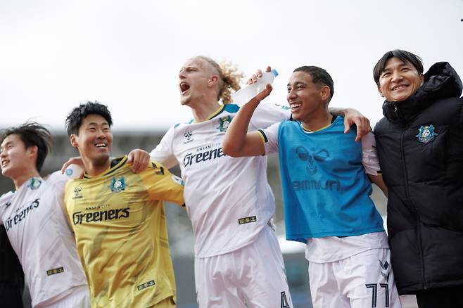 승리에 기뻐하는 안산 선수들. 한국프로축구연맹 제공