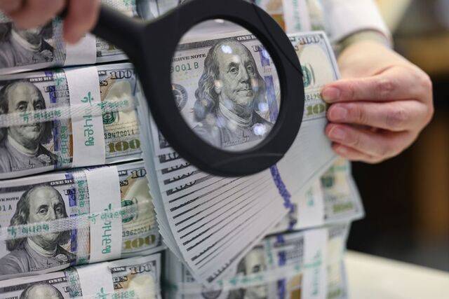 미국·이스라엘과 이란의 전쟁으로 달러화 가치가 급등하고 있다. 4일 0시5분쯤 서울 외환시장에서 원·달러 환율이 1506.5원까지 치솟기도 했다. 다만 야간에는 거래량이 많지 않아 변동 폭이 크다. 이날 서울 중구 하나은행 위변조대응센터에서 직원이 달러화를 살펴보고 있다. 연합뉴스